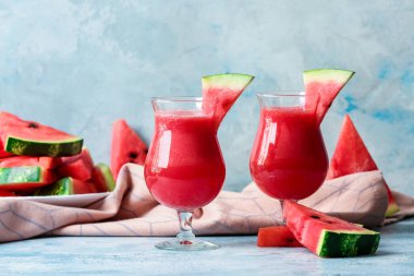 Arka planda taze karpuz suyu olan bardaklar