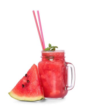 Mason kavanozu, beyaz arka planda taze karpuz suyu.
