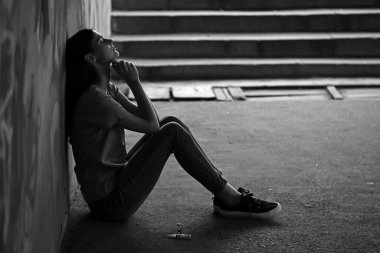 Yeraltı geçidinde depresyondaki kadın keş