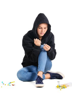 Beyaz arka planda uyuşturucu kullanan bir kadın keş.