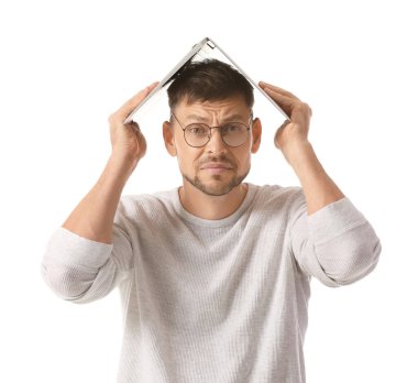 Beyaz arka planda dizüstü bilgisayarı olan stresli bir adam. Son teslim tarihi kavramı