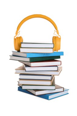 Kitaplar ve beyaz arka planda modern kulaklıklar. Ses kitapçığı kavramı