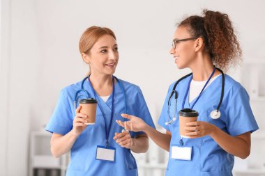 Klinikte kahve içen kadın doktorlar.