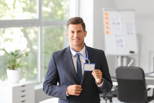 Eleganter Mann Anzug Mit Blankem Abzeichen Amt — Stockfoto