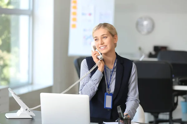 Young Woman Blank Badge Office — Stock Photo, Image