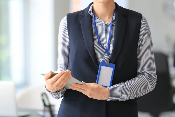 Young Woman Blank Badge Tablet Computer Office — Stock Photo, Image