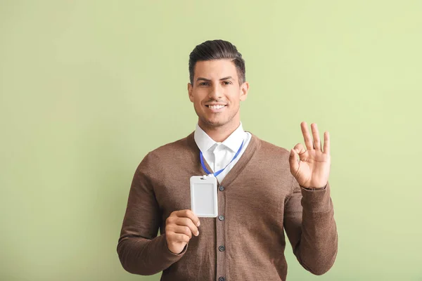 Young Man Blank Badge Color Background — Stock Photo, Image