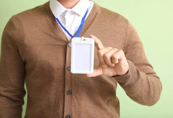 Young Man Blank Badge Color Background — Stock Photo, Image