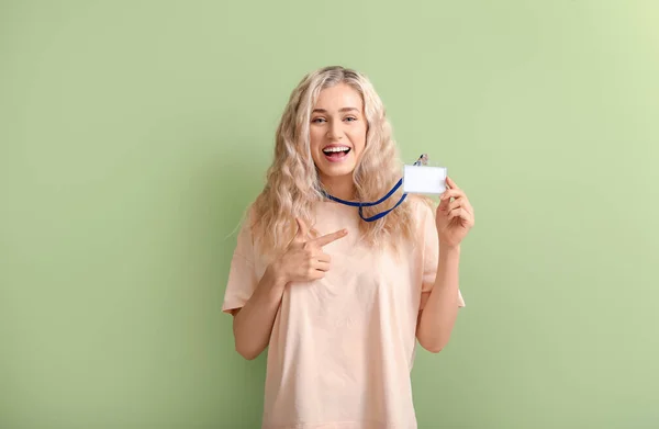 Jonge Vrouw Met Blanco Badge Kleur Achtergrond — Stockfoto