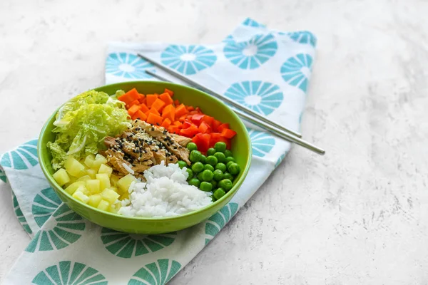 おいしいご飯と鶏と野菜を背景にしたボウル — ストック写真