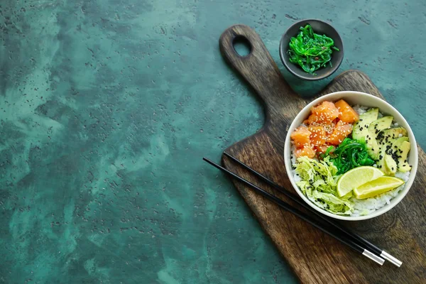 Cuenco Con Sabroso Arroz Pescado Verduras Sobre Fondo Color —  Fotos de Stock