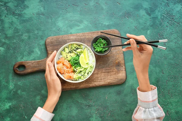 Mujer Comiendo Sabroso Arroz Poke Bowl Sobre Fondo Color —  Fotos de Stock