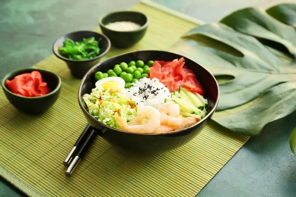 おいしいご飯 野菜を背景色でボウル — ストック写真