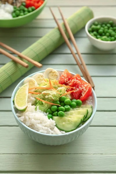 Bol Avec Riz Savoureux Œufs Légumes Sur Fond Bois — Photo