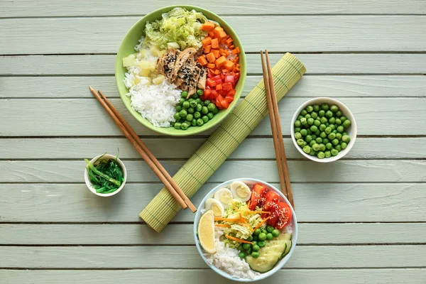 木製の背景においしいご飯と野菜のボウル — ストック写真