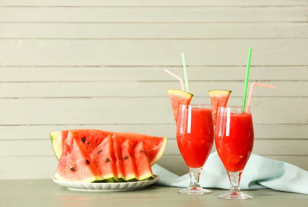 Vasos Con Zumo Sandía Fresca Sobre Fondo Madera Color — Foto de Stock