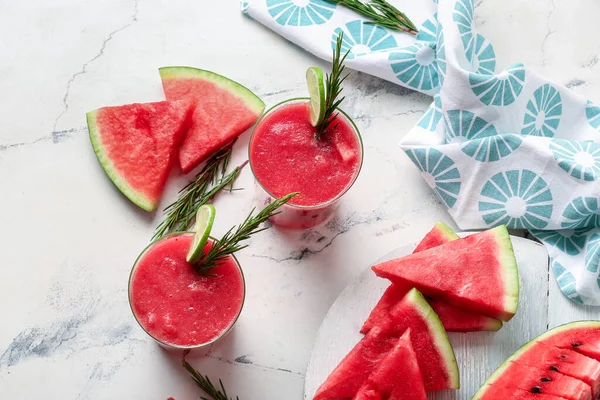 Bril Met Vers Watermeloensap Een Lichte Ondergrond — Stockfoto