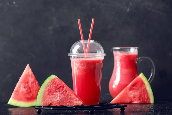 Taza Plástico Con Jugo Sandía Fresca Sobre Fondo Oscuro — Foto de Stock