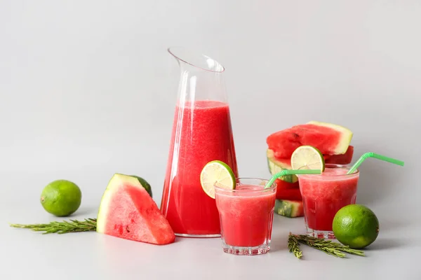 Vasos Con Zumo Sandía Fresca Lima Sobre Fondo Claro — Foto de Stock