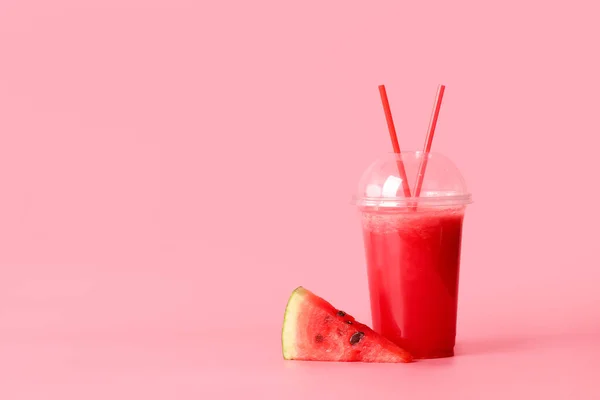 Plastikbecher Mit Frischem Wassermelonensaft Auf Farbigem Hintergrund — Stockfoto