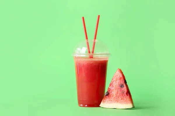 颜色背景的新鲜西瓜汁杯 — 图库照片