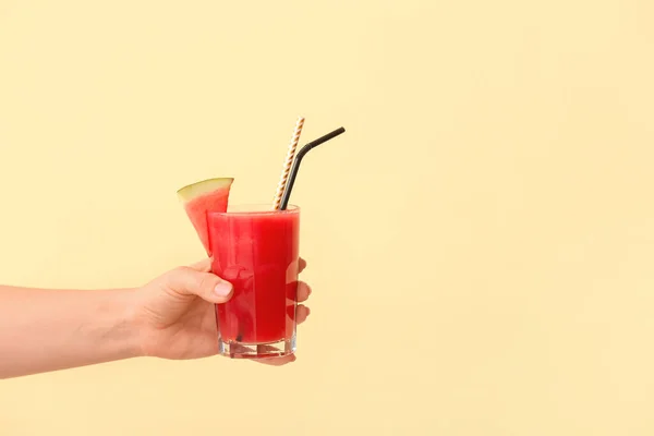 Mano Femenina Con Jugo Sandía Fresca Sobre Fondo Color —  Fotos de Stock