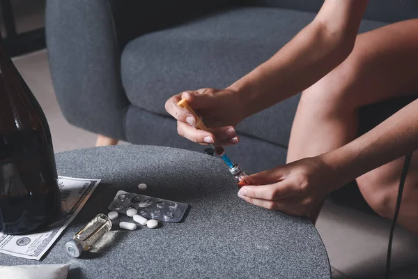 Vrouwelijke Junkie Die Zichzelf Thuis Injecteert Met Drugs Close — Stockfoto