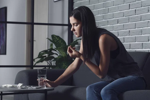 Female Junkie Taking Drugs Home — Stock Photo, Image