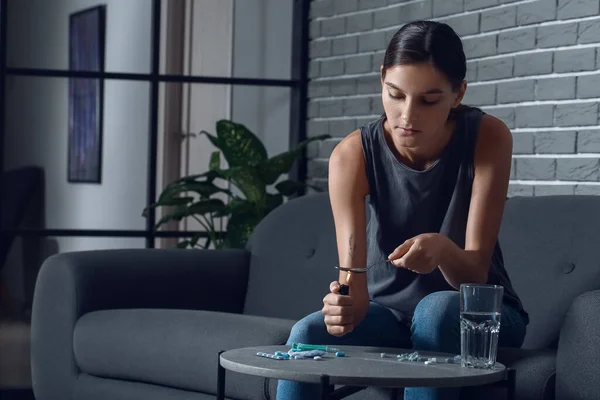 Female Junkie Taking Drugs Home — Stock Photo, Image