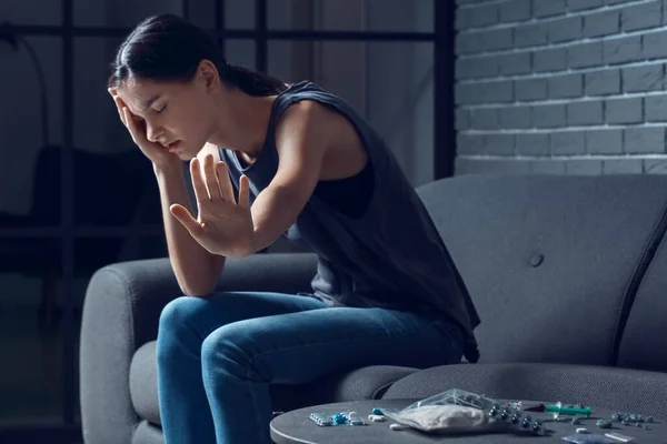 Mujer Drogadicta Negándose Tomar Drogas Casa — Foto de Stock