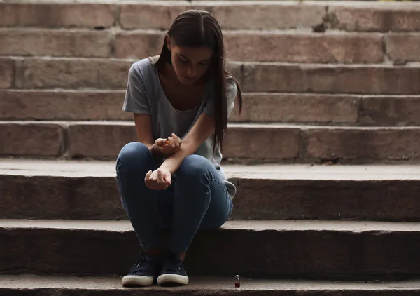 Femmina Drogata Che Inietta All Aperto — Foto Stock