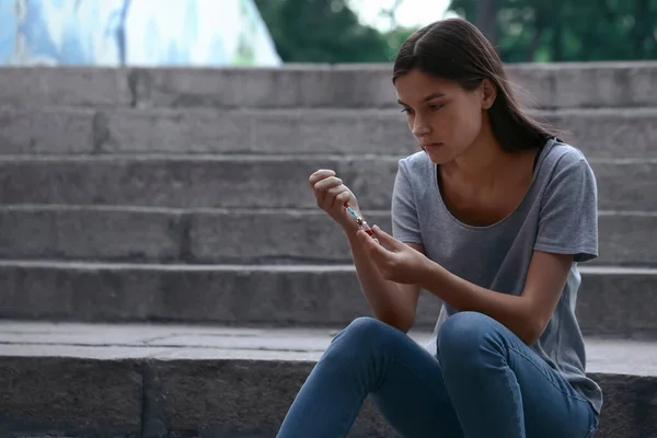 Femmina Drogata Che Inietta All Aperto — Foto Stock