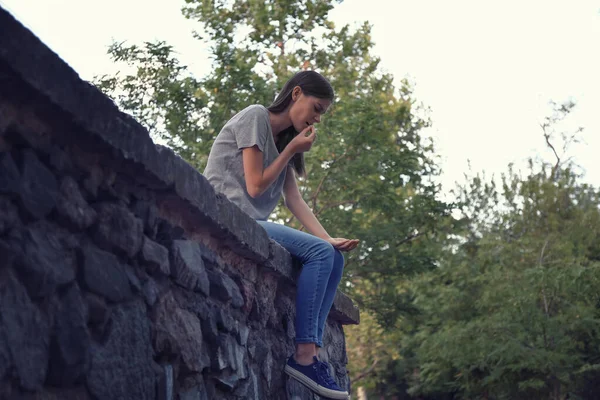 Mujer Drogadicta Tomando Drogas Aire Libre — Foto de Stock