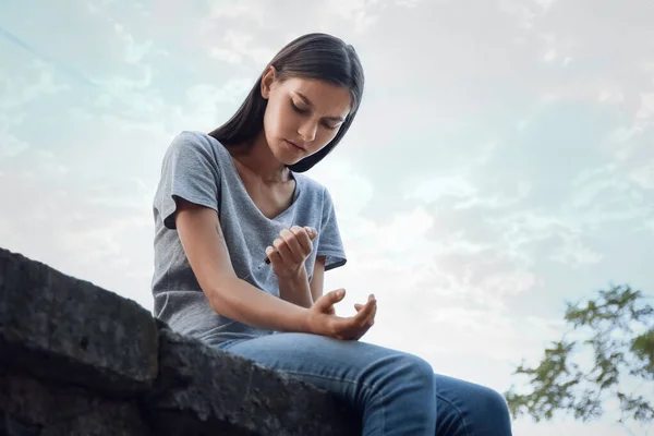 Mujer Drogadicta Inyectándose Drogas Aire Libre —  Fotos de Stock