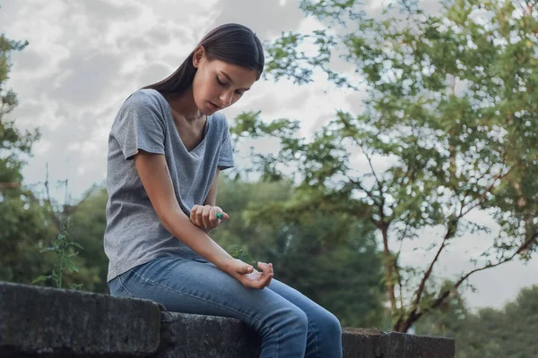 Mujer Drogadicta Inyectándose Drogas Aire Libre —  Fotos de Stock