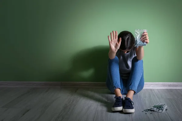 Femmina Drogata Mostrando Gesto Stop Mentre Seduto Vicino Alla Parete — Foto Stock