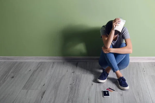 Female Junkie Sitting Color Wall — Stock Photo, Image