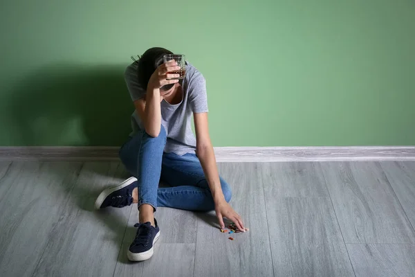 Mujer Drogadicta Con Drogas Alcohol Cerca Pared Color — Foto de Stock