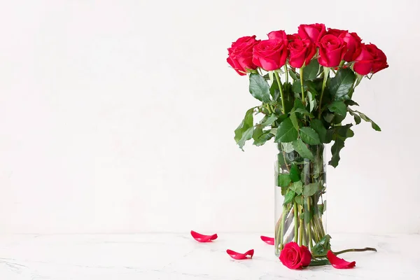Vase Bouquet Beautiful Red Roses Light Background — Stock Photo, Image