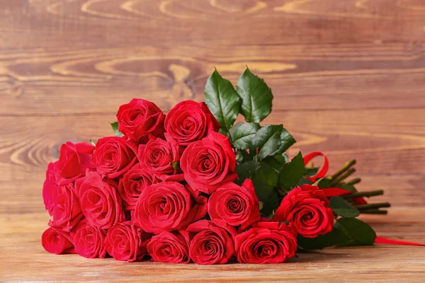 Bouquet Beautiful Red Roses Wooden Background — Stock Photo, Image