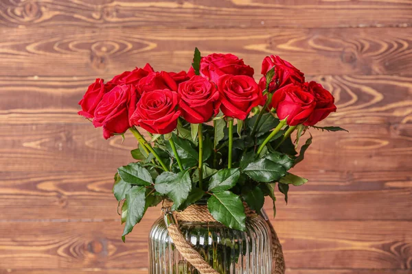 Bouquet Beautiful Red Roses Vase Wooden Background — Stock Photo, Image