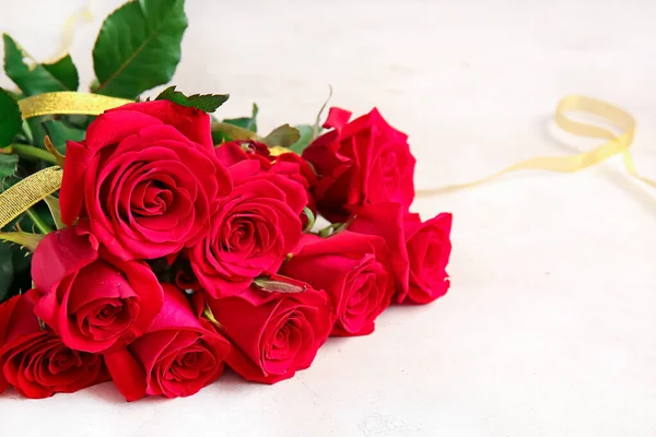 Bouquet Belle Rose Rosse Sfondo Chiaro — Foto Stock