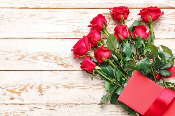 Ramo Hermosas Rosas Rojas Tarjeta Blanco Sobre Fondo Madera —  Fotos de Stock