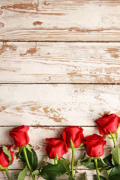 Bellissime Rose Rosse Sfondo Legno — Foto Stock