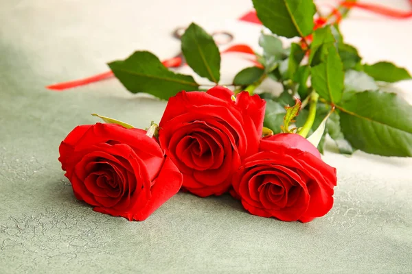 Bouquet Belles Roses Rouges Sur Fond Couleur — Photo