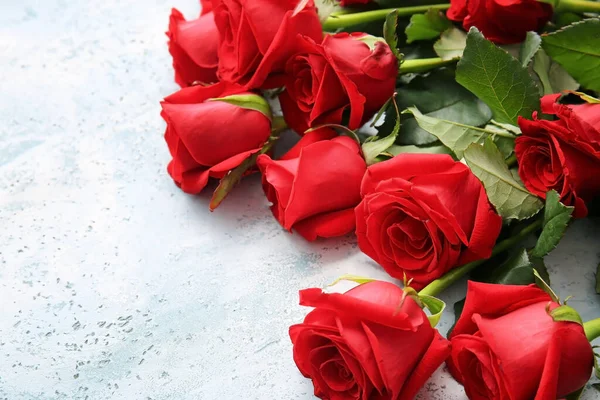 Bouquet Belle Rose Rosse Sfondo Colore — Foto Stock