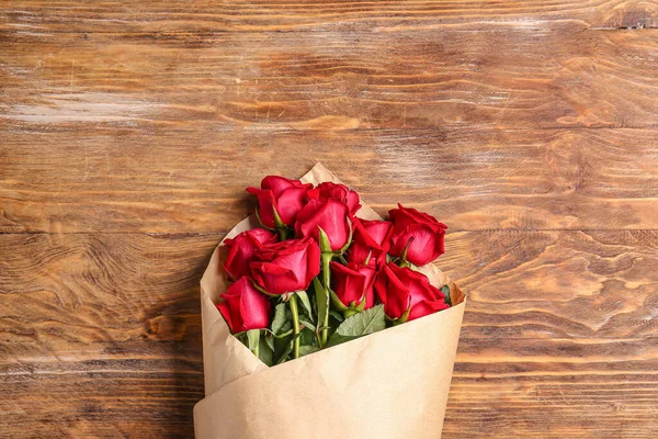 Bouquet Beautiful Red Roses Wooden Background — Stock Photo, Image