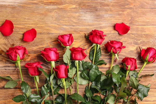 Piękne Czerwone Róże Drewnianym Tle — Zdjęcie stockowe
