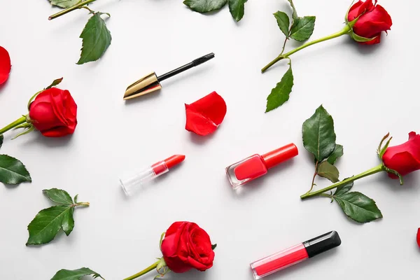 Schöne Rote Rosen Und Kosmetik Auf Weißem Hintergrund — Stockfoto