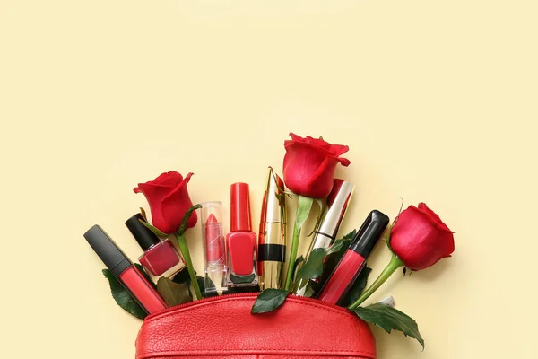 Schöne Rote Rosen Und Kosmetik Auf Farbigem Hintergrund — Stockfoto